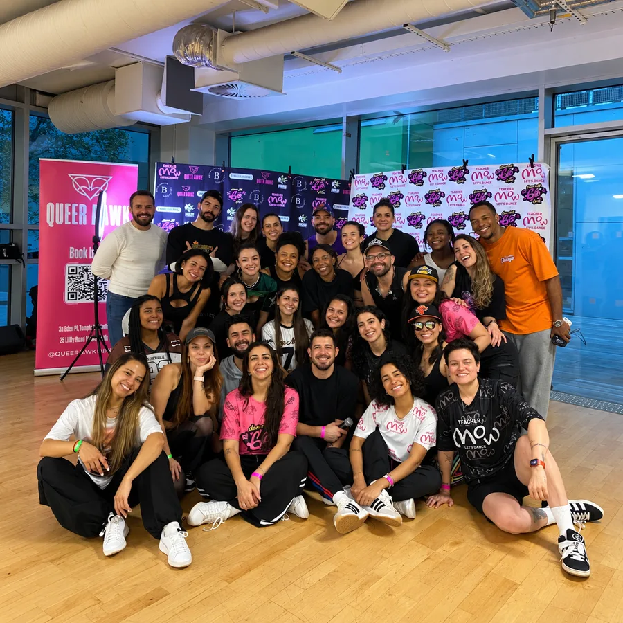 Gio, Teacher Mow and a big group of dancers posing together in the studio after a workshop
